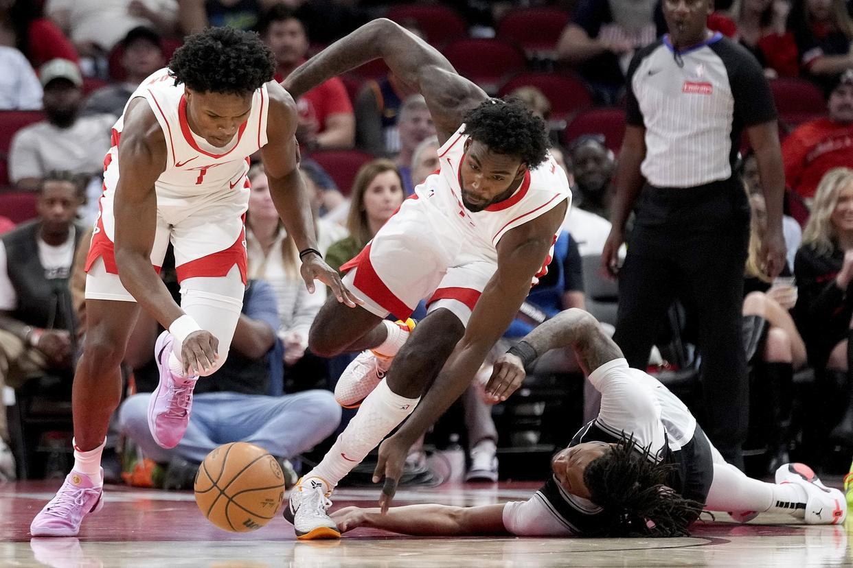 恭喜火箭队！首发5虎4人已定，双前锋争夺1个位置，乌度卡难选择