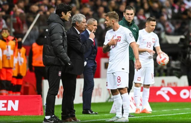 星空体育-2胜3负 莱万波兰悬了 费尔南多·桑托斯却不辞职！