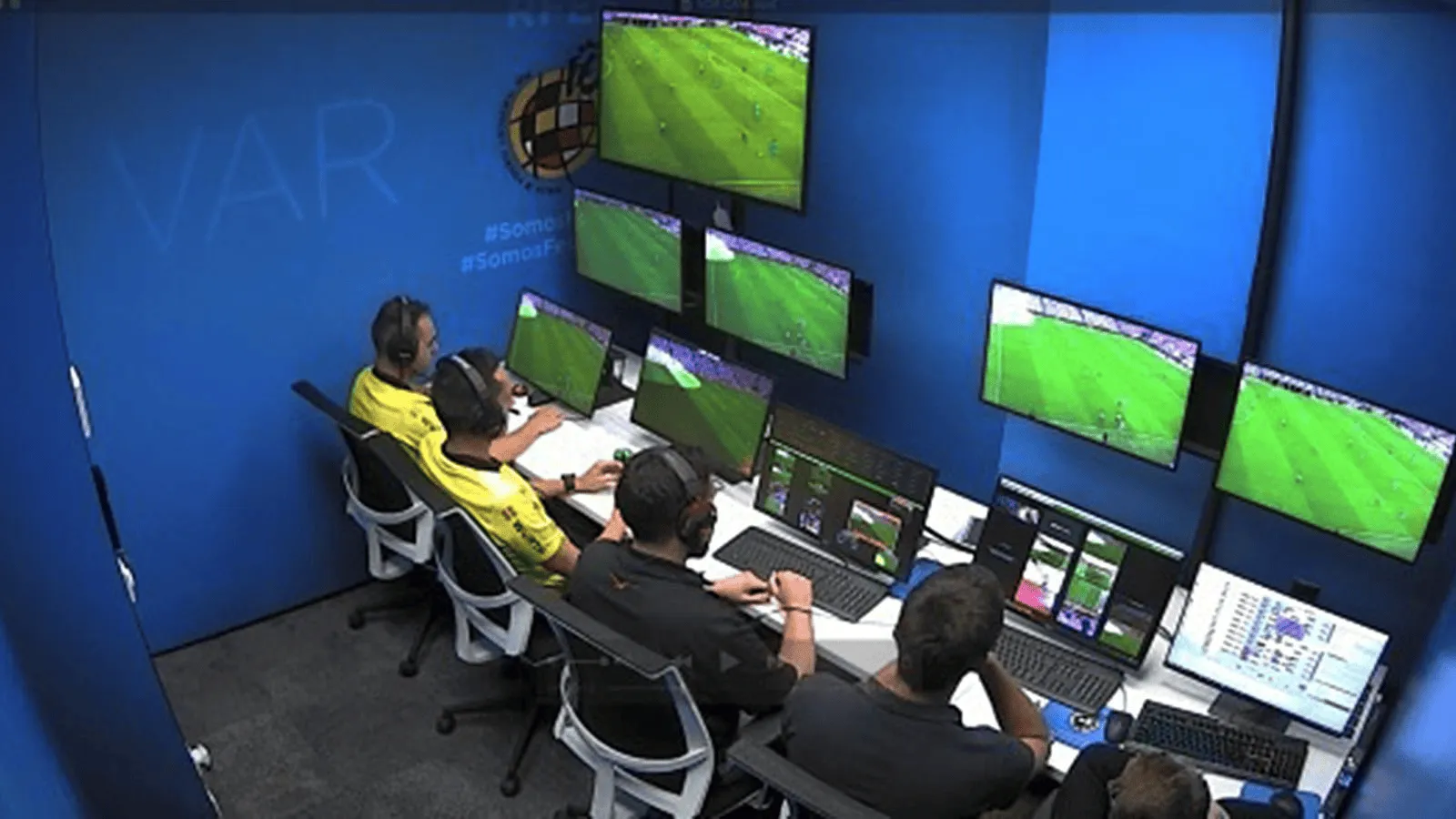 星空体育入口-前裁判:VAR怕出错不敢介入,球员察觉后场上什么都可能发生