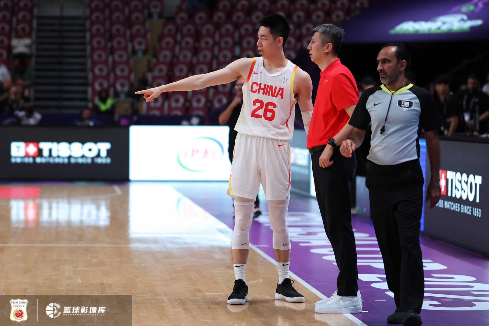 星空体育app-媒体人：中国男篮用三后卫因锋无力 让内线去凿能解决不得分问题