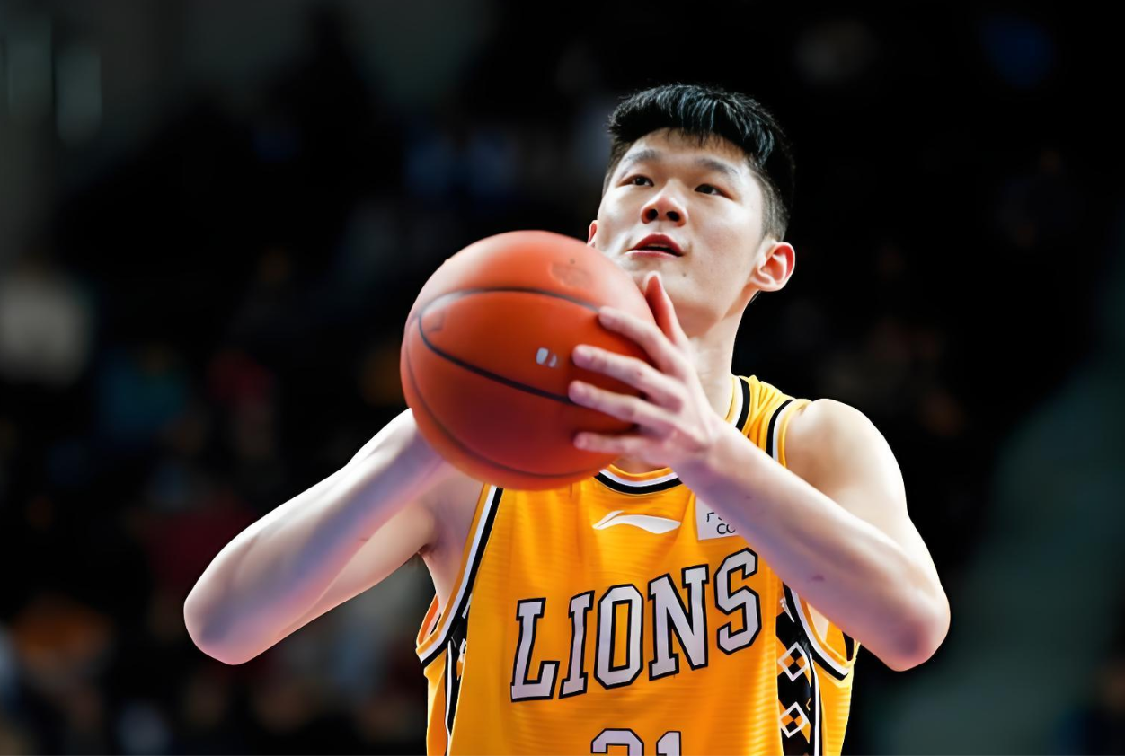 星空体育入口-有趣！胡金秋回到广厦队就投入训练，王博：不准训练，回家陪孩子