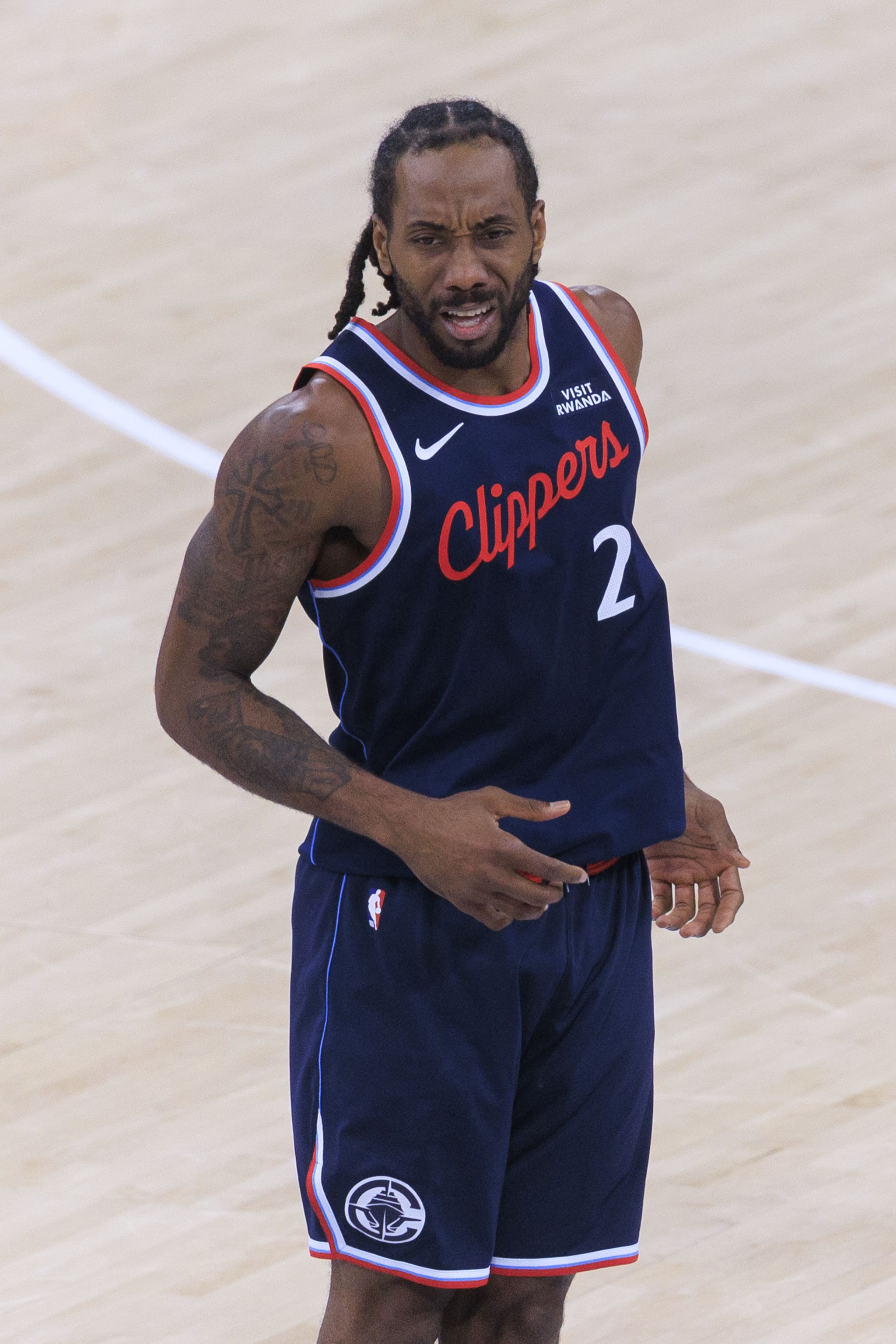 星空体育-无解进攻！伦纳德背转身翻身跳投&amp;暴扣个人连续得分