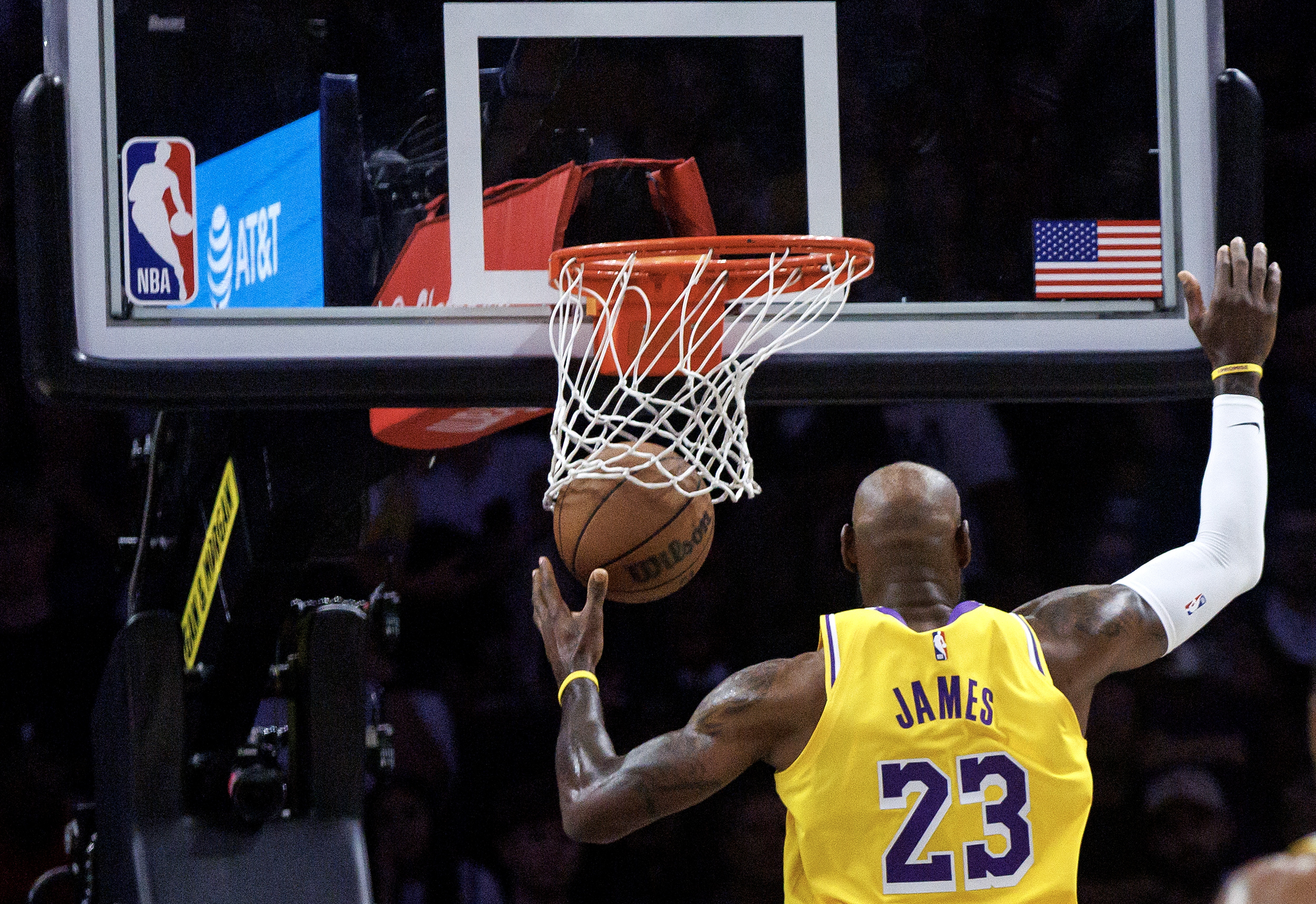 星空体育app-湖人需要全力詹最后一搏!41岁的他能带队撑到东契奇回归吗?