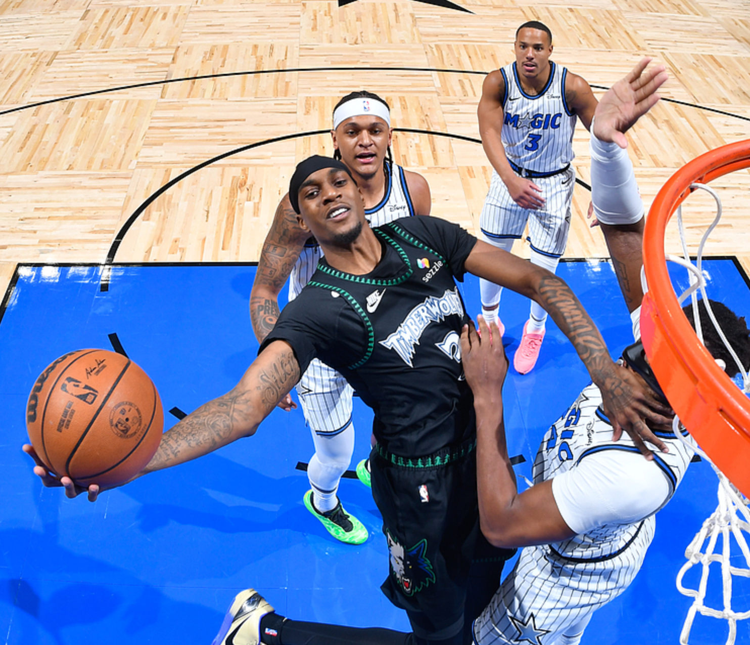 星空体育app-西部最新排名:掘金10连胜,火箭收好礼,3-6名差距变大